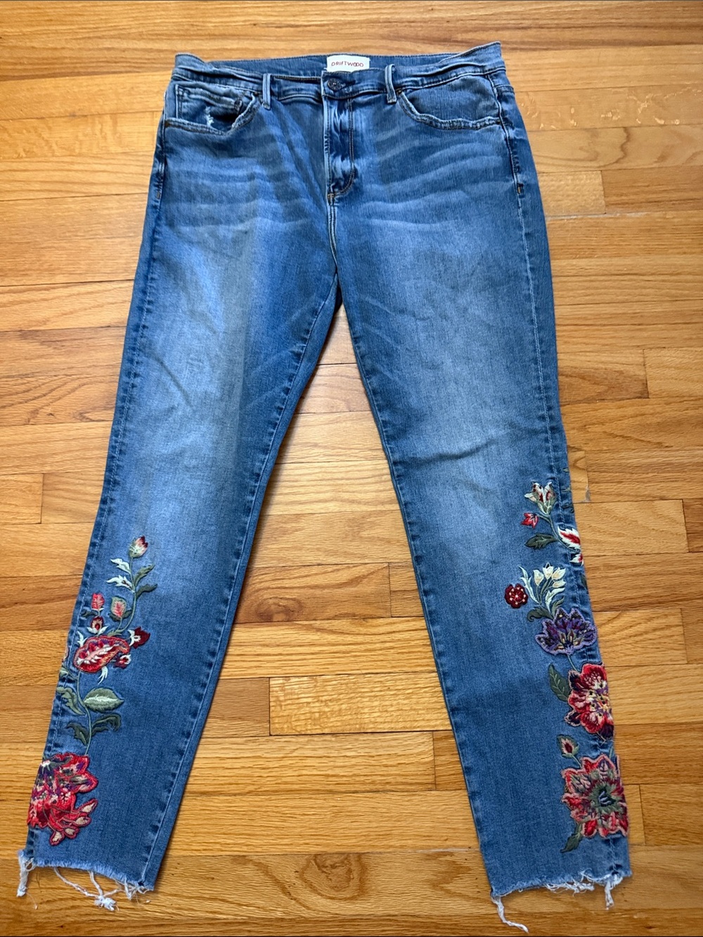 Driftwood Jackie High Rise jeans with floral embroidery Size 31/28”